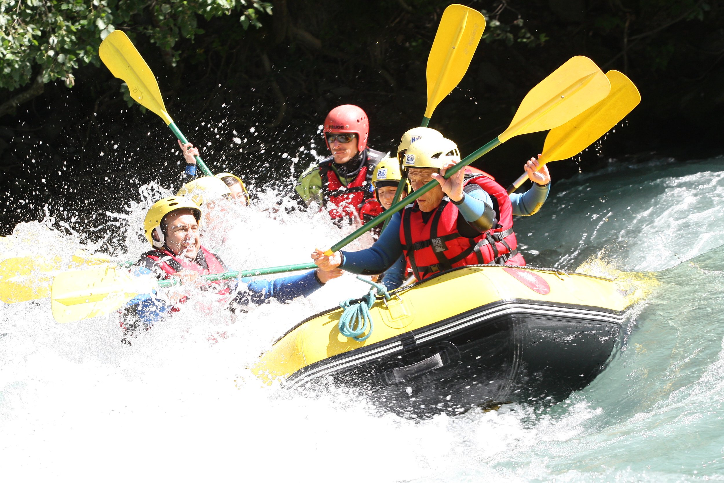 Raft en action dans un virage des rapides de l'Ubaye à Méolans-Revel